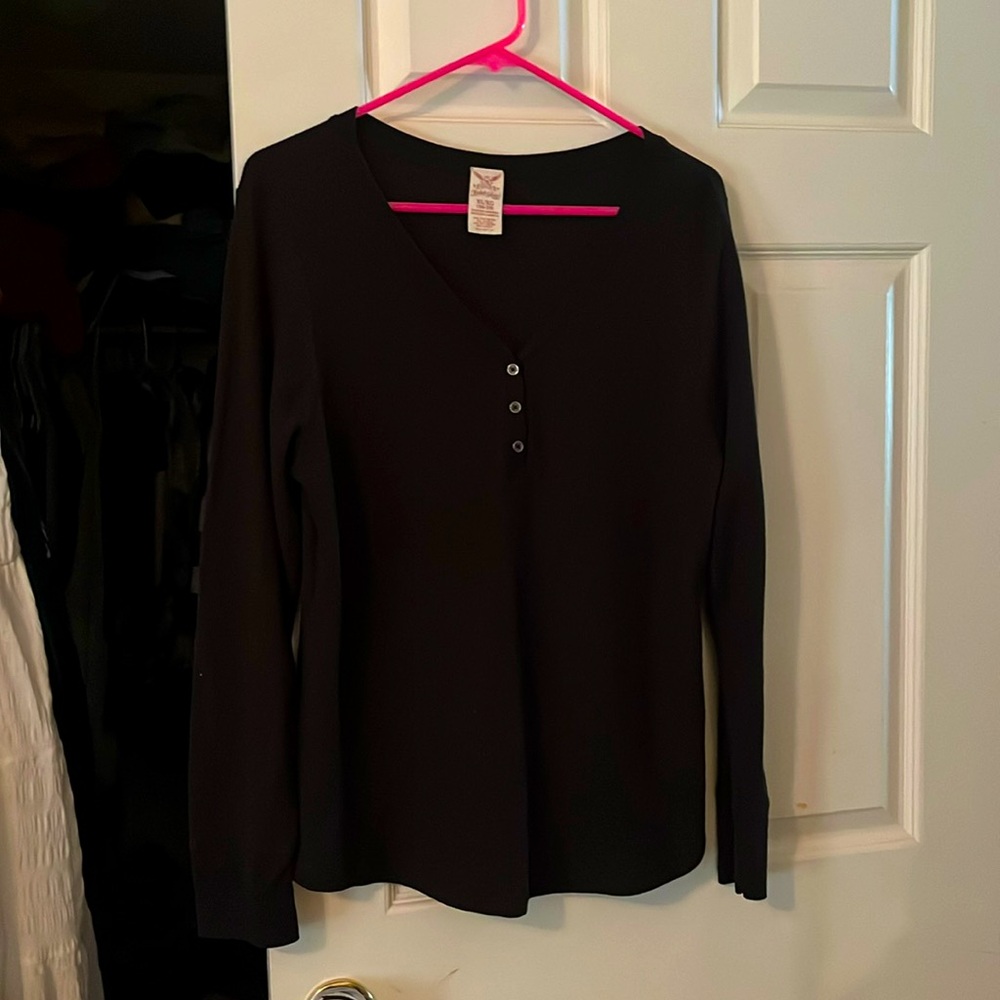 Basic black ribbed tee shirt w buttons down the front